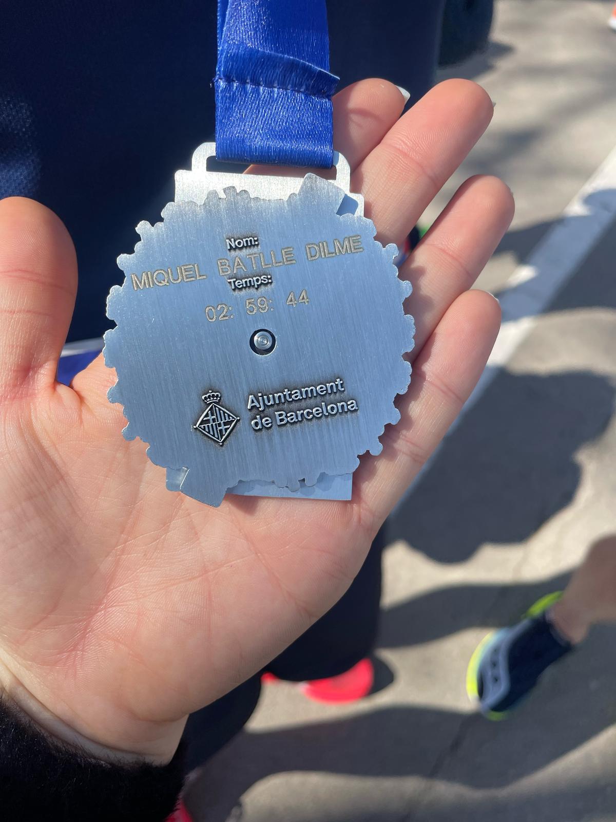 Medalla del Maratón de Barcelona personalizada con el nombre Miquel Batlle Dilme y el tiempo 02:59:44 grabado